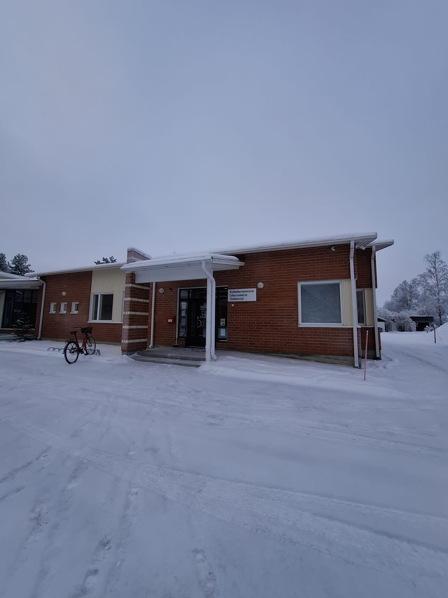Kirkkoherranvirasto ovi