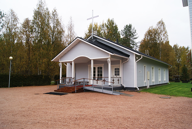 Karvoskylän kappeli syksyllä kuvattuna ulkoa edestä