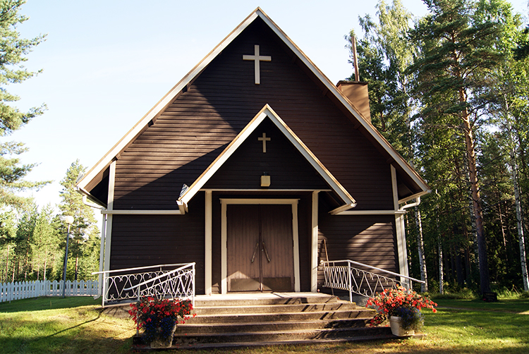 Järvikylän kappeli kesällä kuvattuna ulkoa edestä