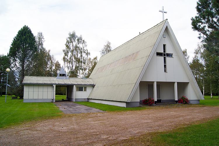 Maliskylän kappeli kesällä kuvattuna ulkoa edestä