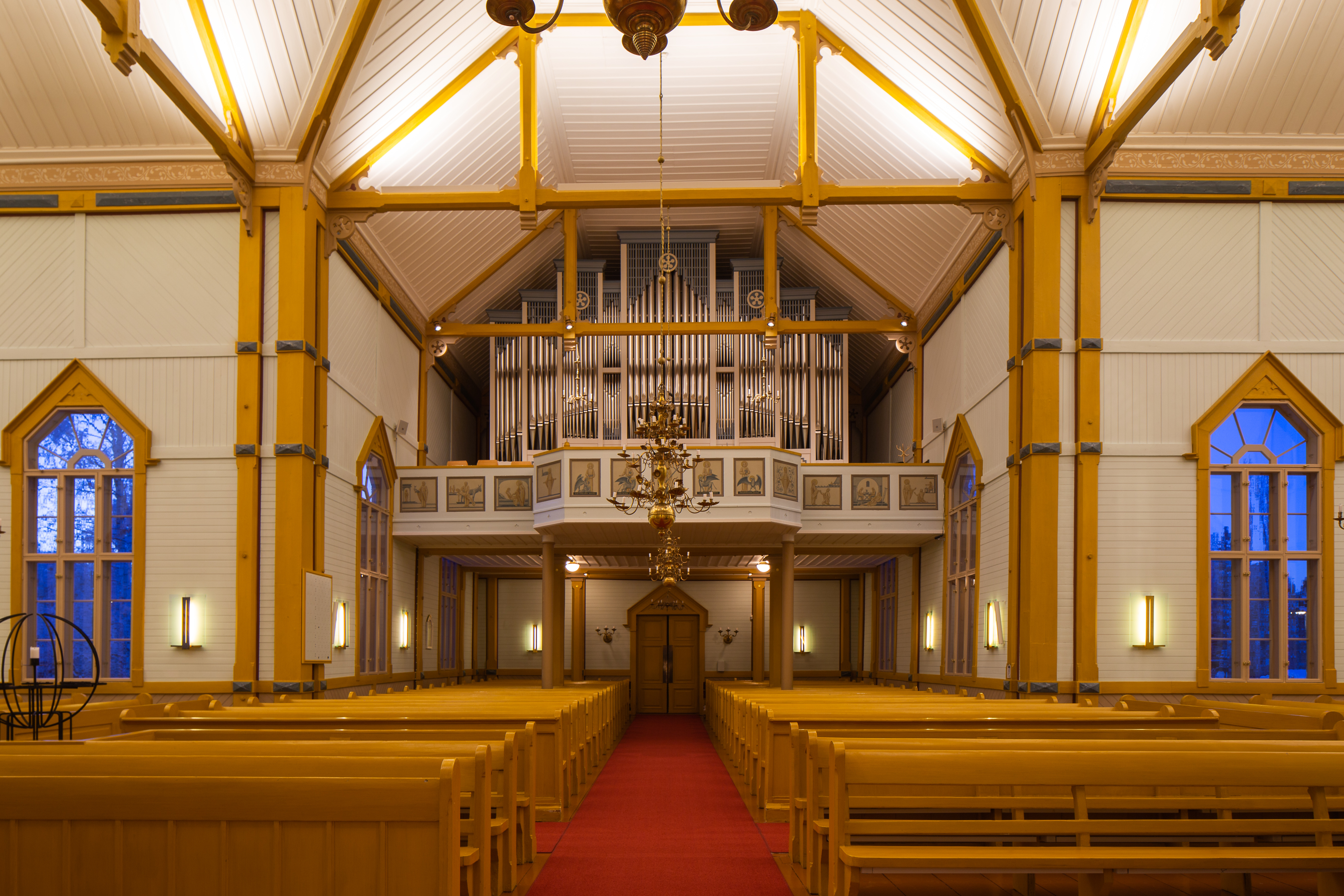 Nivalan kirkon urkuparvi kuvattuna alhaalta käytävältä käsin