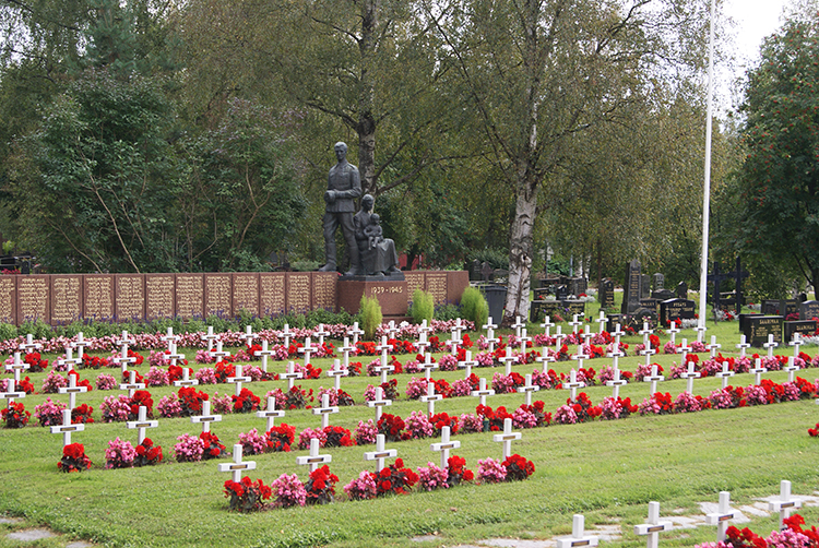 Nivalan seurakunnan sankarihautoja sekä talvi- ja jatkosodan muistomerkki kesällä kuvattuna