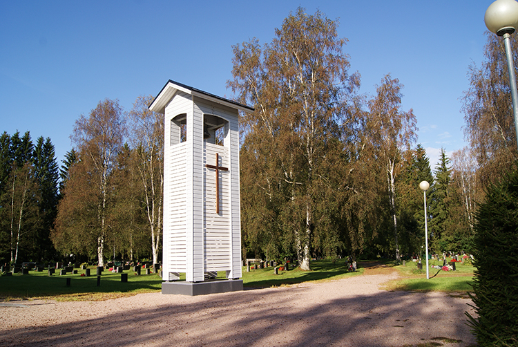 Karvoskylän kappelin kellotorni ja hautausmaata kesällä kuvattuna