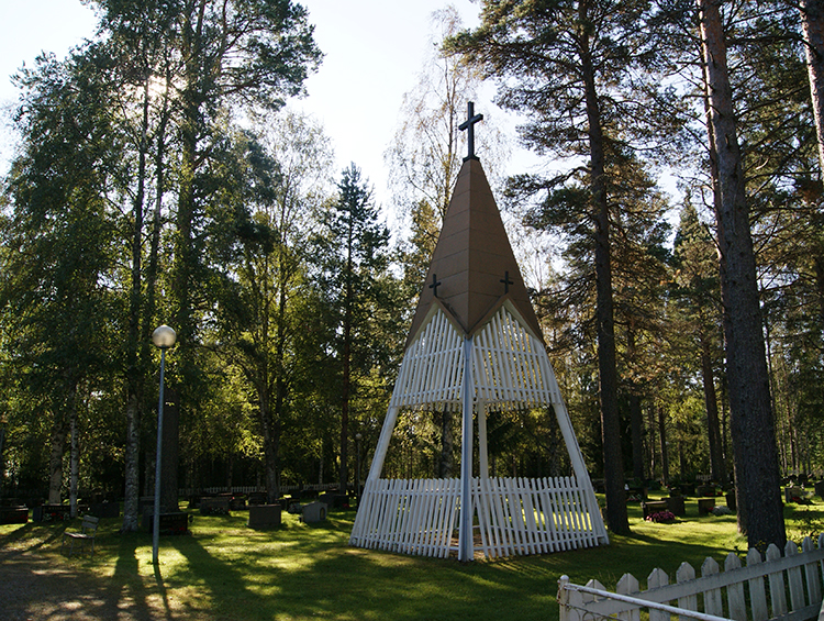 Järvikylän kappelin kellotorni ja hautausmaata kesällä kuvattuna