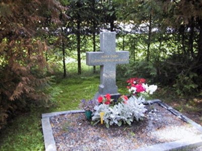 Maliskylän hautausmaalla oleva muualle haudattujen muistomerkki kesällä kuvattuna