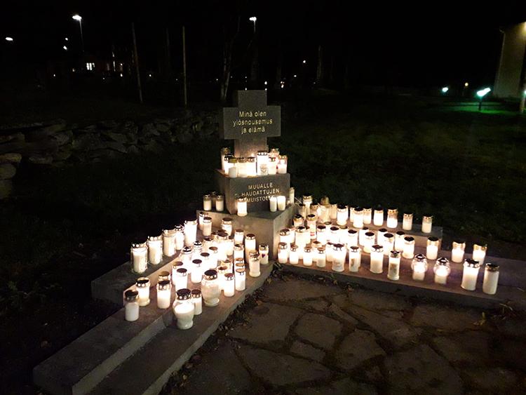Kynttilöitä palamassa muistomerkillä.