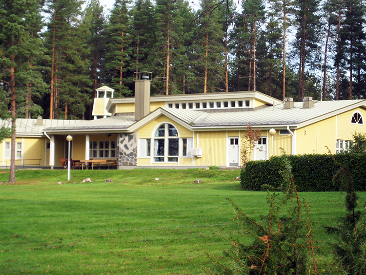 Vinnurvan leirikeskus Vinnurvan keltainen päärakennus kesällä