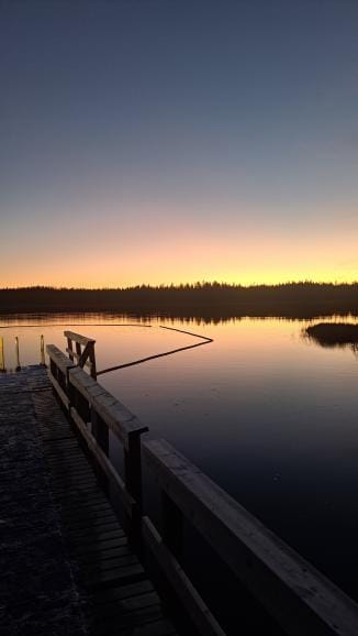 Laituri ja Vinnurvajärvi auringonlaskun aikaan